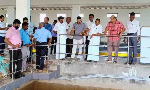 மேயர்  தினேஷ்குமார் ஆய்வு மேற்கொண்ட காட்சி.