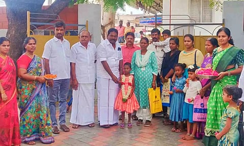 மாநகராட்சி எதிர்க்கட்சித்தலைவர் அன்பகம் திருப்பதி மாலை அணிவித்து வரவேற்பு கொடுத்த காட்சி.