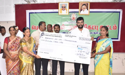 கடலூரில் மகளிர் சுய உதவி குழுக்களுக்கு ரூ.49 லட்சம் கடன் உதவிக்கான காசோலையை கலெக்டர் அருண் தம்புராஜ் வழங்கினார்.