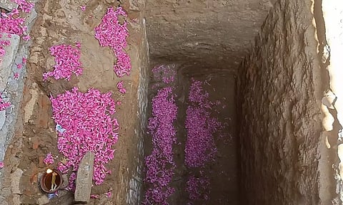 திருவதிகையில் புதியதாக கண்டறியப்பட்ட ஜீவ சமாதியில் பக்தர்கள் மலர் தூவியும், விளக்கேற்றி மறியாதை செலுத்தினர்.