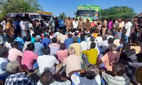 கல்லடையில் நெல் கொள்முதல் நிலையம் அமைக்க கோரி விவசாயிகள் சாலை மறியல்