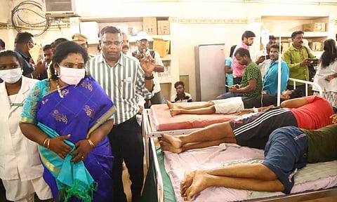 தரையில் படுக்க வைத்து நோயாளிகளுக்கு சிகிச்சை- புதுவை அரசு ஆஸ்பத்திரியில் கவர்னர் தமிழிசை திடீர் ஆய்வு