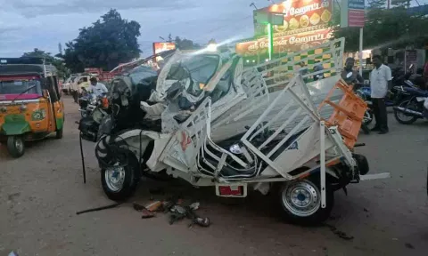 &nbsp;விபத்தில் வாகனங்கள் சேதம் ஆகிய காட்சி.