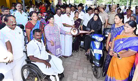 மாற்றுத்திறனாளிகளுக்கு பிரத்யேக ஸ்கூட்டர்களை அமைச்சர் பெரியகருப்பன் வழங்கினார்.
