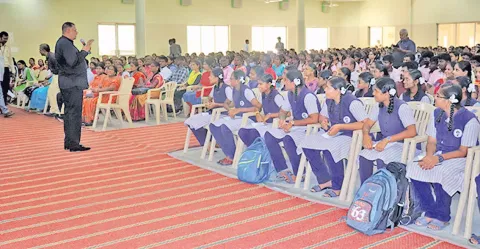 உயர்கல்வி வழிகாட்டல் நிகழ்ச்சியில் பங்கேற்ற மாணவ, மாணவிகளை படத்தில் காணலாம்.