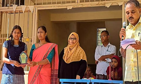 &nbsp;அதிக மதிப்பெண் பெற்ற மாணவிக்கு  நகர்மன்ற தலைவி விஜயா சவுந்தரபாண்டியன் பரிசுகளை வழங்கினார்.