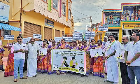 பேரணியை பழனி நாடார் எம்.எல்.ஏ. தொடங்கி வைத்த காட்சி. அருகில் நகராட்சி சேர்மன் வள்ளி முருகன் உள்ளார்.