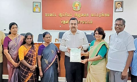 விருதினை கலெக்டர் ரவிச்சந்திரன், பாரத் கல்வி குழுமத்தின் செயலாளர் காந்திமதி மோகன கிருஷ்ணனிடம் வழங்கிய போது எடுத்த படம். அருகில் பள்ளி நிர்வாகிகள் உள்ளனர்.