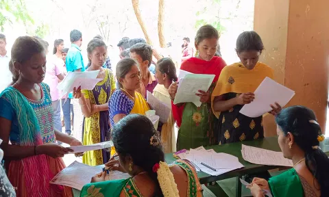 மாணவர் சேர்க்கைக்காக பனையம்பள்ளி அரசு பள்ளியில் திரண்ட பொதுமக்கள்
