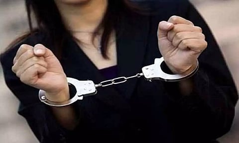 லாட்டரி சீட்டு விற்ற பெண் கைது