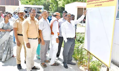 கையெழுத்து இயக்கத்தை கலெக்டர் மகாபாரதி கையொப்பமிட்டு தொடங்கி வைத்தார்.