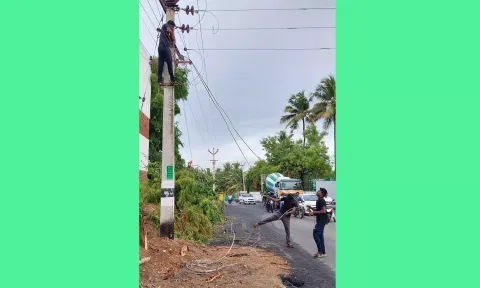 வில்லரசம்பட்டி நால்ரோடு பகுதியில் இடையூறாக இருந்த மின் கம்பங்கள் அகற்றம்