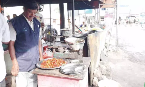 ஜோலார்பேட்டை ஓட்டல்களில் உணவு பாதுகாப்பு அதிகாரிகள் ஆய்வு மேற்கொண்ட காட்சி.
