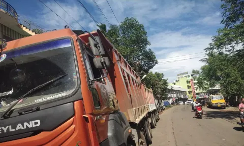 கோட்டாரில் இன்று காலை அதிக பாரம் ஏற்றி வந்த 9 டாரஸ் லாரிகள் பறிமுதல்