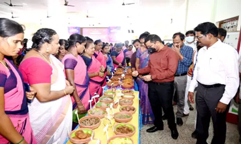 &nbsp;கள்ளக்குறிச்சியில் நடைபெற்ற புகைப்பட கண்காட்சியில் அமைக்கப்பட்டிருந்த அரங்குகளை மாவட்ட கலெக்டர் ஷ்ரவன் குமார் பார்வையிட்டார்.
