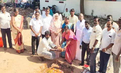 கடலூரில் வடிகால் வாய்க்கால் அமைக்கும் பணியினை  மேயர் சுந்தரி ராஜா அடிக்கல் நாட்டி தொடங்கி வைத்தார். அருகில் ஆணையாளர் கிருஷ்ணமூர்த்தி உள்ளார்.&nbsp;