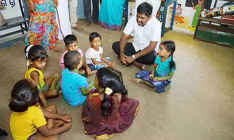 ஊத்துக்குளி ஆர்.எஸ்.அங்கன்வாடி மையத்தில்  ஆய்வு செய்த கலெக்டர் கிறிஸ்துராஜ்.&nbsp;&nbsp;