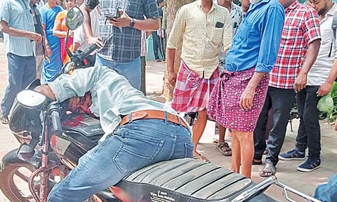 செங்கோட்டையில் இன்று பட்டப்பகலில் நகராட்சி அலுவலகத்தில் புகுந்து மேற்பார்வையாளர் வெட்டிக்கொலை