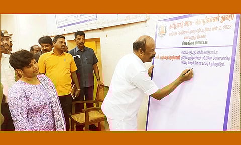 குழந்தை தொழிலாளர் முறை எதிர்ப்பு கையெழுத்து இயக்கத்தை அமைச்சர் பெரியகருப்பன் தொடங்கி வைத்தார். அருகில் கலெக்டர் ஆஷா அஜித் உள்ளார்.&nbsp;