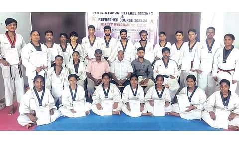 புதிதாக தேர்வு செய்யப்பட்ட நடுவர்களுக்கு சான்றிதழ் வழங்கி பாராட்டு தெரிவித்த காட்சி.