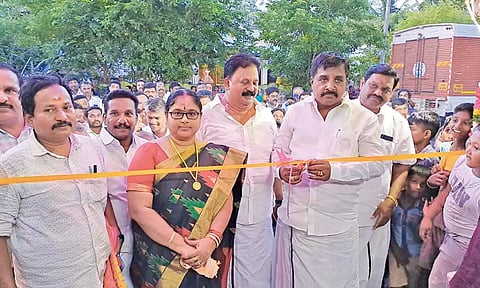 பயணிகள் நிழலகத்தை நிவேதா முருகன் எம்.எல்.ஏ. திறந்து வைத்தார்.