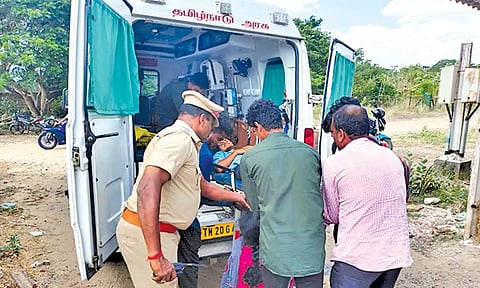 வாலிபர் சிகிச்சைக்காக ஆஸ்பத்திரிக்கு அனுப்பி வைக்கப்பட்டார்.