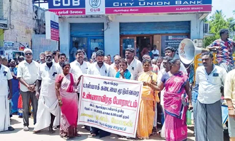 ஆலங்குடியில் மதுபான கடையை அகற்றக்கோரி ஆர்ப்பாட்டம் நடந்தது.