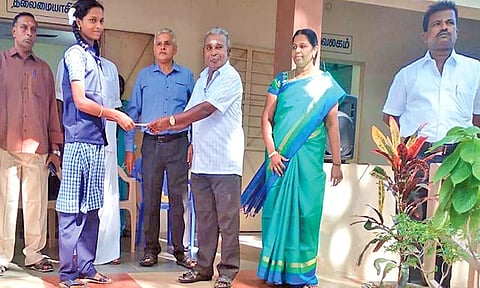 சாம்பவர்வடகரை அரசு  பள்ளியில் பொதுத்தேர்வில் முதல் 2 இடங்கள் பெற்ற மாணவ- மாணவிகளுக்கு பரிசு