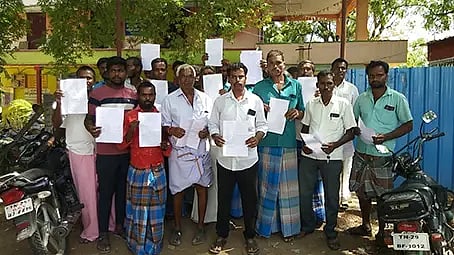 தர்ணா போராட்டத்தில் ஈடுபட்டவர்களை படத்தில் காணலாம்.