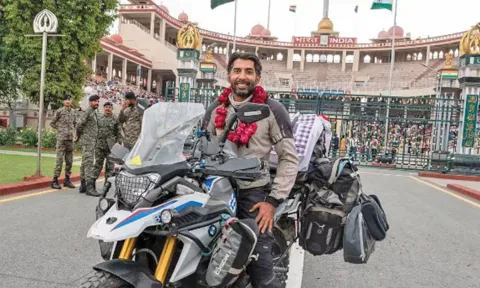 இந்தியாவில் 7 ஆயிரம் கிலோ மீட்டர் பைக்கில் சுற்றுப்பயணம் செய்த பாகிஸ்தான் வாலிபர்