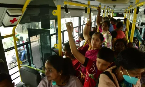 கர்நாடகத்தில் ஒரே நாளில் 51.52 லட்சம் பெண்கள் இலவச பயணம்