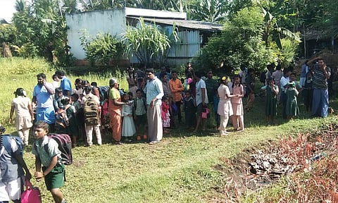 பஸ்சில் இருந்து இறக்கி விடப்பட்ட மாணவர்கள்.