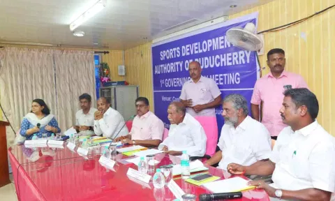 விளையாட்டு ஆணைய கூட்டம் முதல்-அமைச்சர் ரங்கசாமி தலைமையில் நடந்த காட்சி.