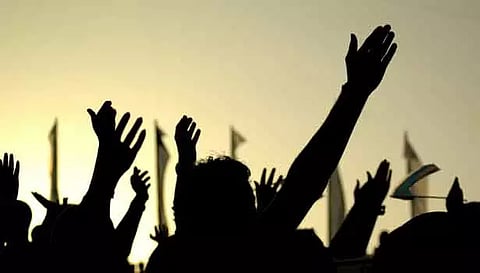 நிரந்தர பள்ளி கட்டிடம் கேட்டு நடுரோட்டில் அமர்ந்து மாணவிகள் மறியல்