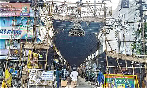 பந்தல் மற்றும் அலங்கார மின் விளக்கு அமைக்கும் பணிகள் நடைபெற்ற போது எடுத்த படம்.