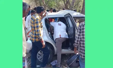 புளியமரத்தில் கார் மோதி வாலிபர் பலி