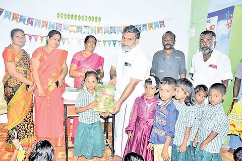 மாணவ -மாணவிகளுக்கு இலவச பாடப்புத்தகங்களை நகர்மன்ற தலைவர்  ஹபீபுர் ரஹ்மான் வழங்கிய காட்சி.