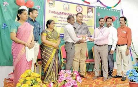 ஆழ்வார்குறிச்சி பரமகல்யாணி கல்லூரியின் நாட்டு நலப்பணித்திட்ட அலுவலர்கள் செந்தில்குமரன், பாலசுப்பிரமணியன் ஆகியோர் கலெக்டர் துரை  ரவிச்சந்திரனிடம் இருந்து விருதினை பெற்ற காட்சி.