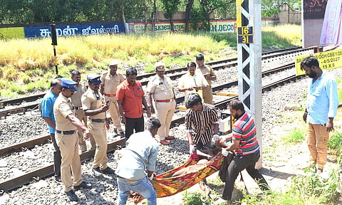கோவையில் தண்டவாளத்தில் பிணமாக கிடந்த வாலிபர்