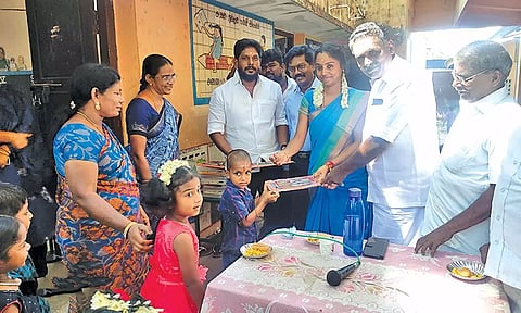 மாணவர்களுக்கு இலவசமாக எழுது பொருட்கள் வழங்கப்பட்டது.&nbsp;