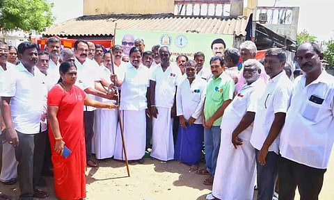 புதிய தார்சாலை அமைக்கும் பணியை மண்டல தலைவர் இல. பத்மநாதன் தொடங்கி வைத்த போது எடுத்த படம். அருகில் சுகாதார குழு தலைவர் கவிதா நேதாஜி கண்ணன் மற்றும் பலர் உள்ளனர்.