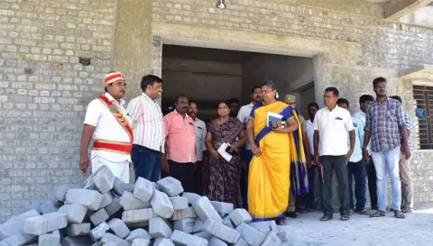 மோகனூர் பேரூராட்சியில் ரூ.280 லட்சம் மதிப்பீட்டில் நவலடியான் கோவில் அருகே சமுதாயக்கூடம் கட்டும் பணியினை மாவட்ட கலெக்டர் பார்வையிட்ட போது எடுத்த படம்.