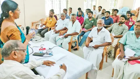 முகாமில் மண்டல இணை இயக்குனர் சாந்தி பேசிய காட்சி.&nbsp;