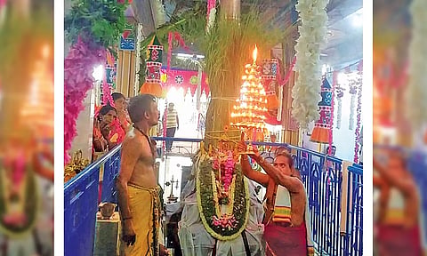 கொடிமரத்திற்கு தீபாராதனை நடந்த போது எடுத்த படம்.