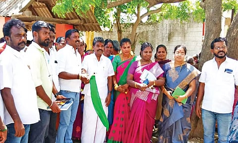 மாப்பிள்ளையூரணி ஊராட்சியில் புதிய சாலைகள் அமைக்கும் பணிகளை சண்முகையா எம்.எல்.ஏ. கொடி அசைத்து தொடங்கி வைத்த காட்சி.&nbsp;