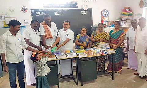 வாசுதேவநல்லூர் அருகே பள்ளி குழந்தைகளுக்கு கல்வி உபகரணங்கள்