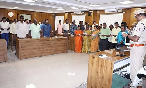 &nbsp; தருமபுரி எஸ்.பி அலுவலகத்தில் போலீஸ் சூப்பிரண்டு ஸ்டீபன் ஜேசுபாதம் தலைமையில்  போலீசார் மற்றும் அமைச்சு பணியாளர்கள் உறுதிமொழி ஏற்று கொண்ட போது எடுத்த படம்.&nbsp;