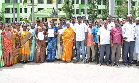 மனு கொடுக்க வந்த காய்கறி வியாபாரிகளை படத்தில் காணலாம்.