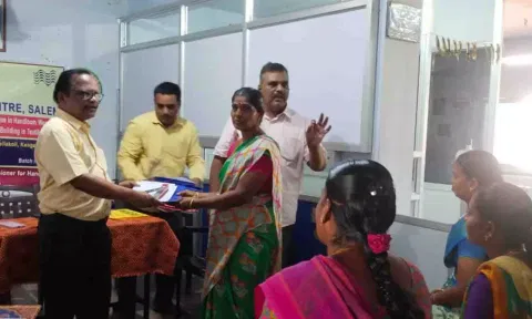 பயிற்சிக்கு வந்தவர்களுக்கு பயிற்சிக்கான கையேடுகளும் வழங்கப்பட்ட காட்சி.