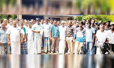 கோரிக்கை மனு அளிக்க வந்தவர்களை படத்தில் காணலாம்.